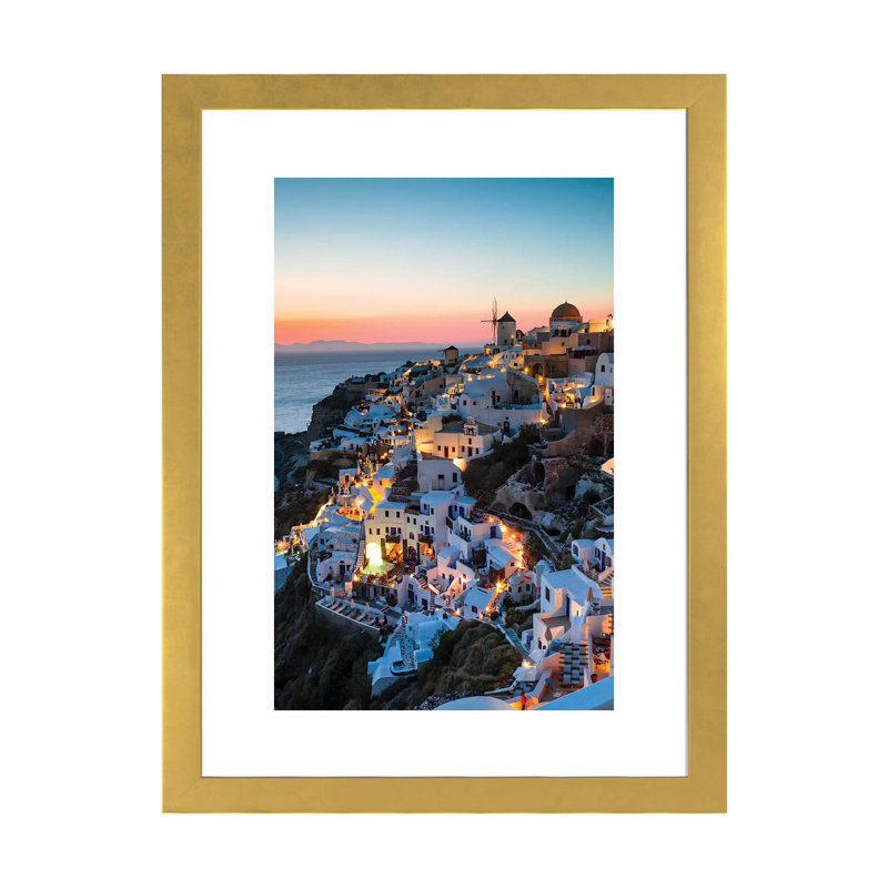Santorini Evening par Matteo Colombo - reproduction de photo, H 32 po x l 24 po x P 1 po, Papier encadré doré