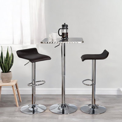 Ensemble de bar 3 pièces à hauteur réglable en PVC brun et métal argenté avec table carrée et deux tabourets pour un usage domestique, style contemporain