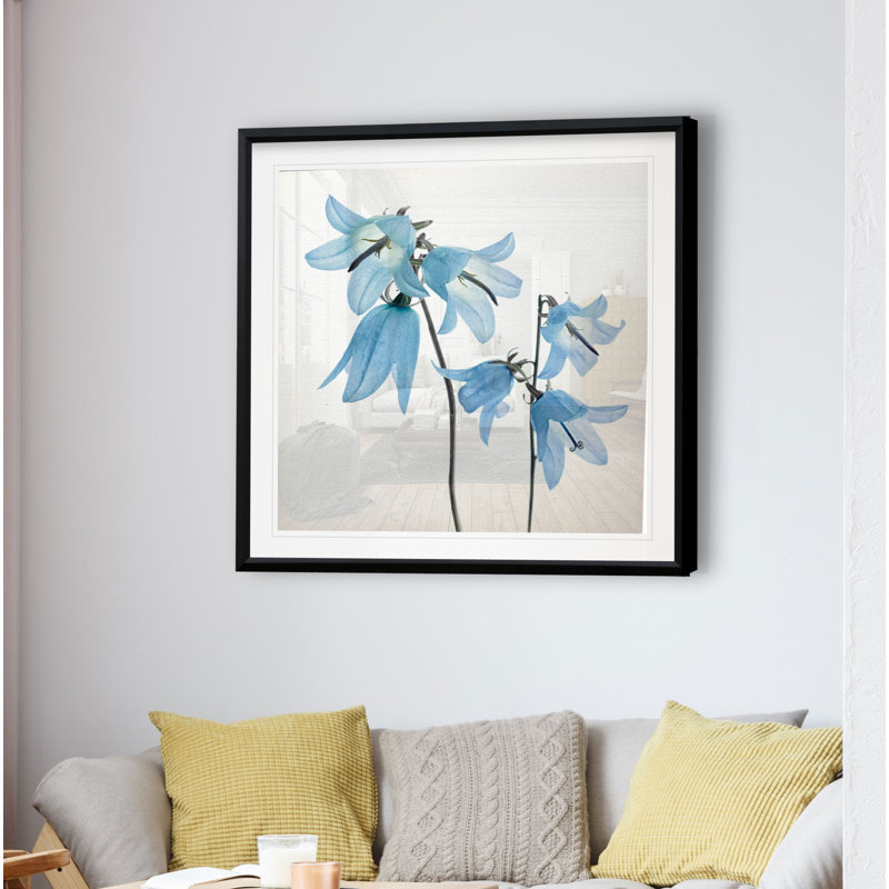 «Gorgeous Blue IV», reproduction de photo, H 26,5 po x l 26,5 po x P 1,5 po, Cadre plastique noir