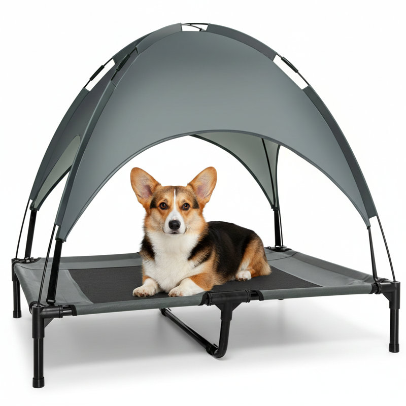 Lit de camp portable surélevé pour animaux de compagnie avec un auvent intégré offrant un abat-jour de 36 po de couleur grise.