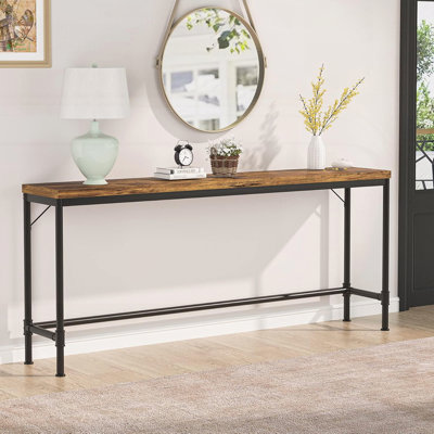 Canapé très long, console étroite