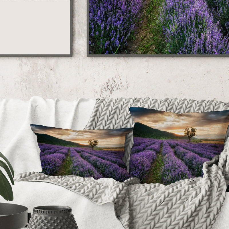 Carré, lever de soleil et nuages dramatiques au-dessus du champ de lavande VII - Coussin décoratif imprimé maison de campagne