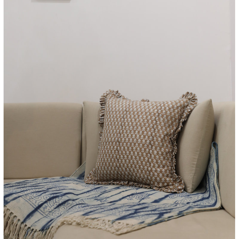 Coussin fabriqué à la main en coton à motif de volants à motif de blocs de coton pour les espaces boho, campagnard et moderne - 26 x 26 po Fab divine Tarangni
