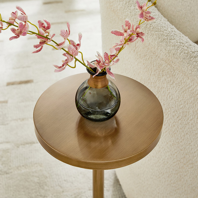 Table d'appoint à hauteur réglable en laiton antique Morven, polyvalente et élégante pour un décor moderne et traditionnel.