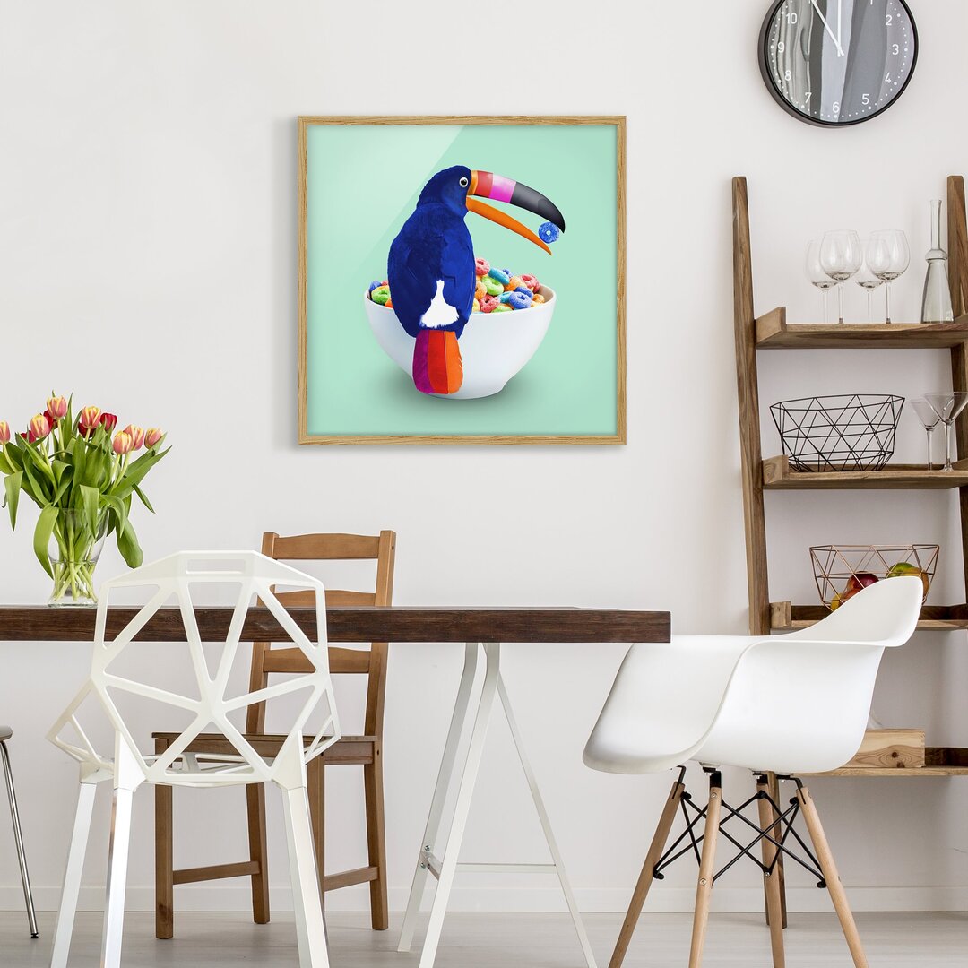 Gerahmter Grafikdruck Frühstück mit Toucan von Jonas Loose