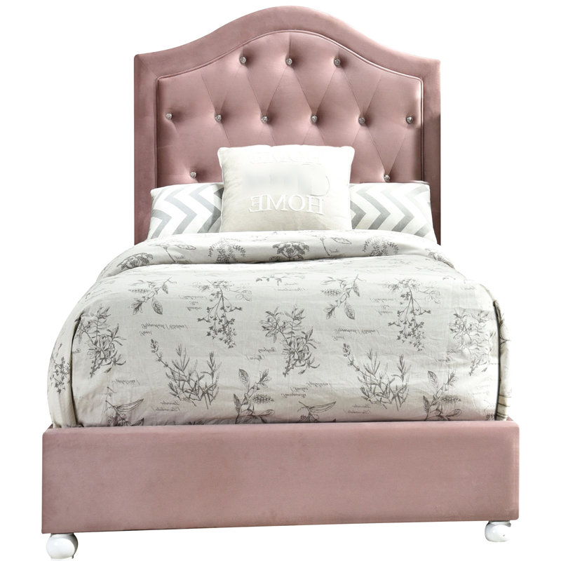 Lit simple tapissier rose avec lignes élégantes et structure en bois avec tête de lit arquée à 13 lattes