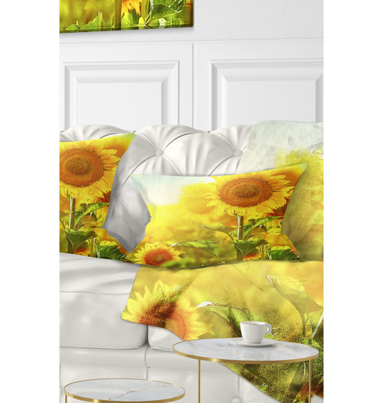 Coussins de fleurs brillants à motif floral sur le terrain