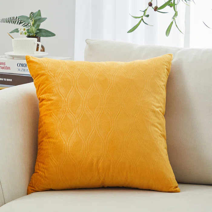 Coussin décoratif en velours à motif géométrique Velvet Ocean Waves, Jaune