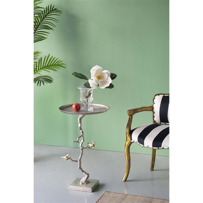 Table d'appoint ronde en aluminium avec branches argentées et accents d'oiseaux dorés, parfaite pour un décor moderne et inspiré de la nature