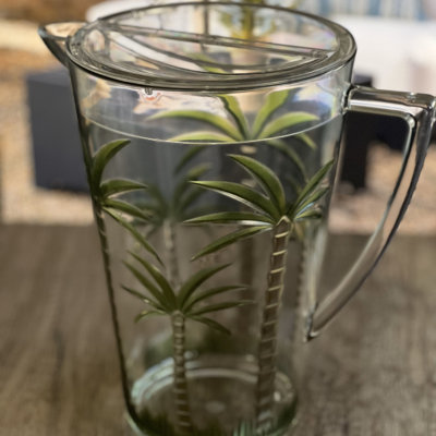Pichet à eau en plastique incassable 2,75 pintes avec couvercle et bec - sans Bpa, conception de palmier transparent pour les fêtes tropicales, jus, limonade