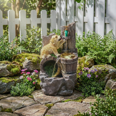 Fontaine rustique d'extérieur à DEL brun avec chien en résine et seau en bois avec pompe incluse