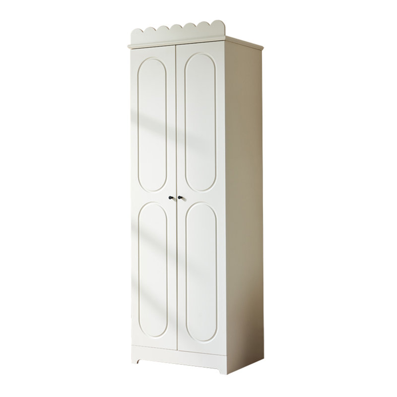 Armoire de rangement peinte de style français