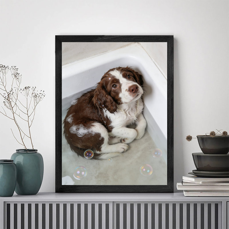 Reproduction d'art encadré noir avec chien prenant un bain dans la baignoire, H 17 po x l 13 po