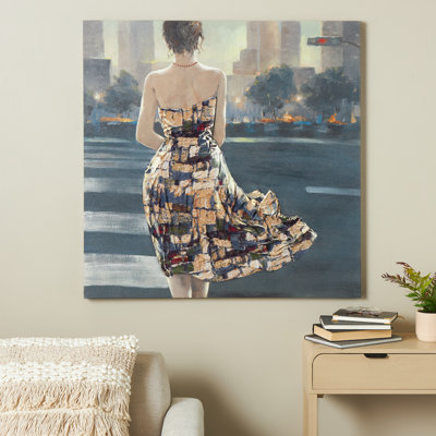 Cole et femme sur toile grise avec robe en tissu multicolore 3D et collier rose