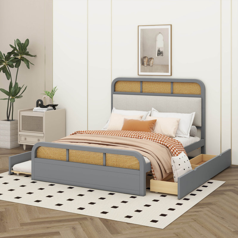 Un grand lit plateforme en bois doté d'un lit gigogne sous le lit, gris