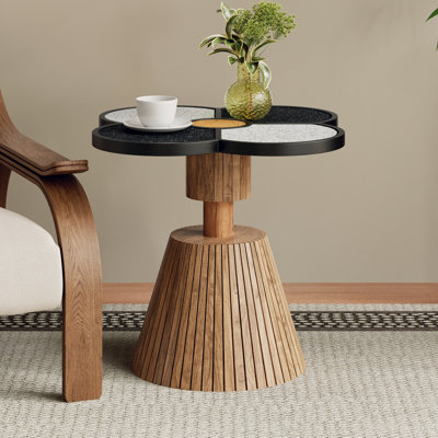 Table d'appoint à quatre feuilles en forme de trèfle, idéale pour les petits espaces, noyau haute densité, surface en gravier liée à la résine, design élégant mélangeant art et fonctionnalité, plateau de table avec gravier, café ou chevet parfait