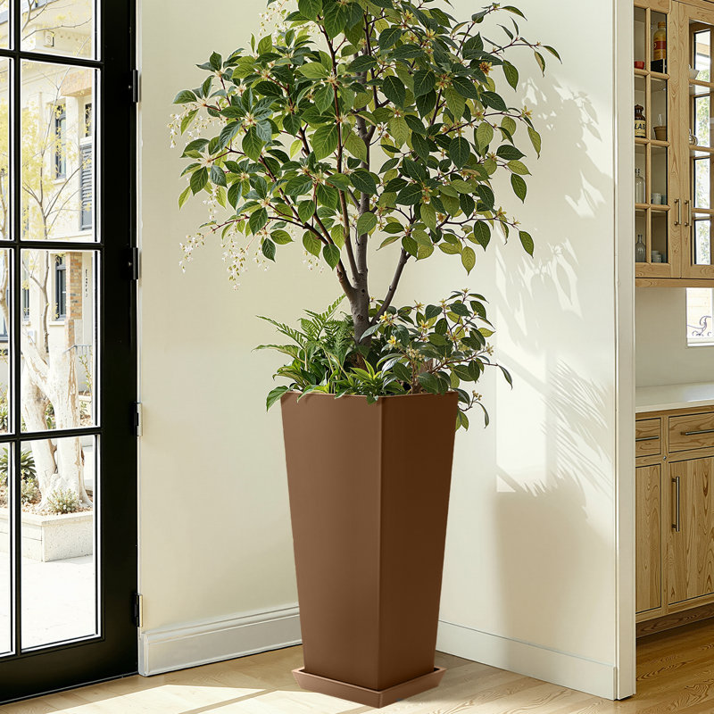 Grandes jardinières de 24 po de hauteur avec soucoupes Lenoris, pots de fleurs de sol robustes et grands, jardinières d'extérieur brunes pour balcon, patio et intérieur