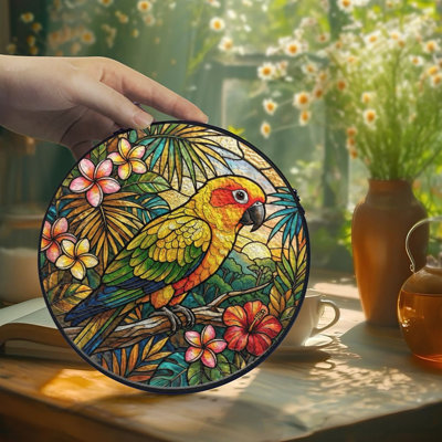 Attrape-soleil rond en vitrail (1 pièce) - Perroquet et fleurs avec chaîne en métal, pour la décoration murale et de jardin, idée cadeau originale pour une pendaison de crémaillère ou la fête des mères, utilisable à l'intérieur comme à l'extérieur.