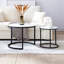 Ensemble de 2 tables basses gigognes à plateau blanc et gris, cadre rond noir et tables en bois à motif de marbre, salon, chambre à coucher, appartement, table de chevet simple industrielle moderne