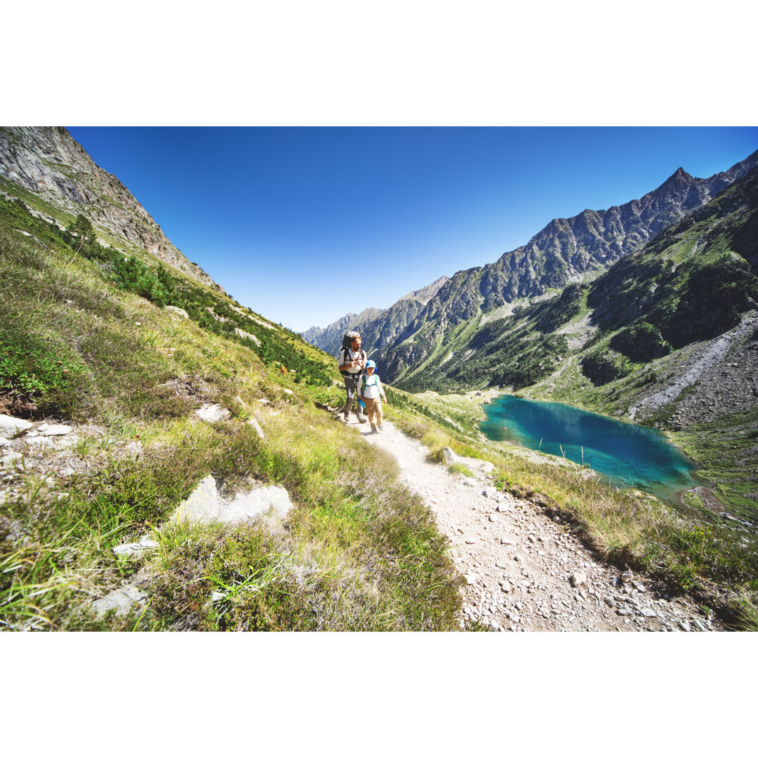 Vater und Sohn wandern gemeinsam in den Bergen von JulPo - Kunstdrucke