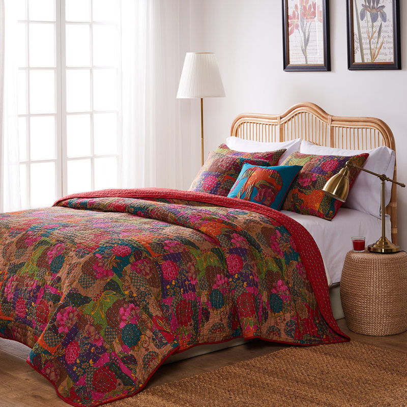 Greenland Home Fasihons Red 4-Piece Twin Size Bonus Set, 68x88 Inch, Twin/Twin XL Quilt + 1 Sham + 2 Throw Pillows, Red