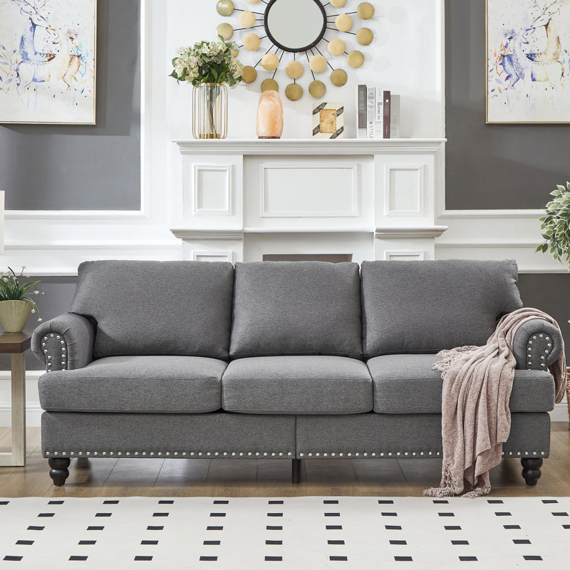 83 po, classique, trois places, structure en bois massif, sièges à ressorts ensachés, housses de siège lavables grises, clous argentés, compartiment de rangement dissimulé