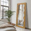 Miroir mural en bois pleine longueur avec cadre ondulé-319695478