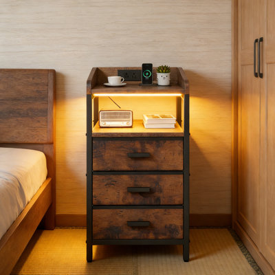 Table de chevet industrielle 26,4 pouces avec prises et ports USB, tiroirs en tissu, table de chevet rustique pour chambre à coucher, salon, bureau