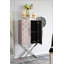Armoire d'appoint autoportante avec extérieur à motif et détails en flanelle, parfaite pour le rangement et le style de chambre à coucher moderne.