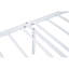 Lit double en métal blanc contemporain, prêt à accueillir un matelas