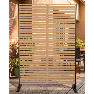 Panneau d'intimité extérieur en métal l 48 po x H 75 po, panneau de clôture autoportant sans pieds avec pieds stables, cloison décorative en métal pour patio, balcon, jardin (lattes horizontales à grain de bois)