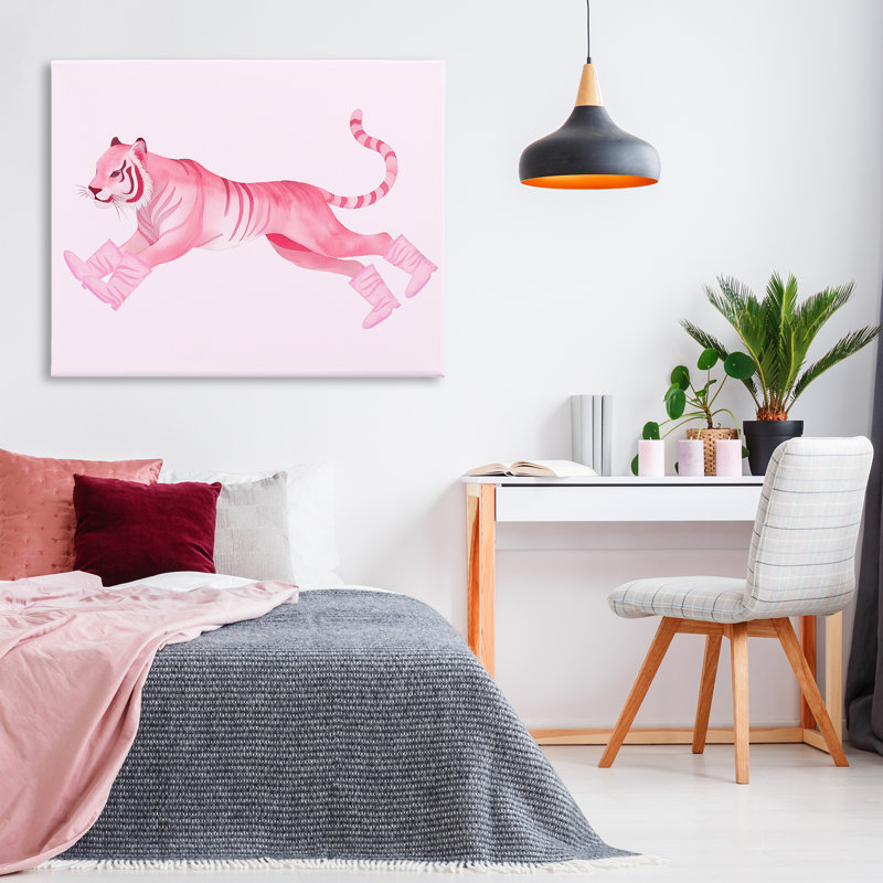 «Run Tiger in bottes», art mural sur toile par Daphne Polselli, H 36 po x l 48 po