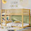 Lit superposé simple au-dessus d'un lit simple avec tablettes de rangement, lit superposé bas avec garde-corps en rotin, coffre-fort et élégant pour les enfants-133491251