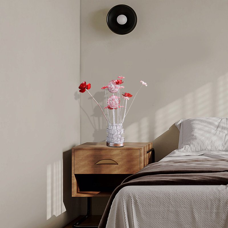 Lampe de table - Aluminium 4 roses rouges 6 pétales floraux 2 boutons floraux rouges / argentés sur un vase moderne chromé 4 carrés Hexagona