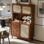 Buffet moderne en bois massif avec détails en rotin
