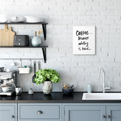 «Adulting is Hard expression Kitchen Coffee Humor» par Sd Graphics Studio - Art textuel