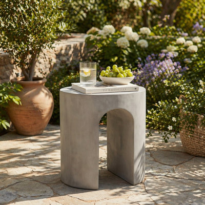 Table d'appoint d'extérieur ronde en forme de U MGO
