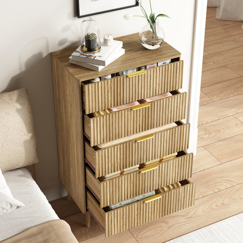 Commode à 5 tiroirs cannelés pour chambre à coucher, commode moderne de 28 po avec tiroirs profonds, conception à profil courbé, organisateur de tiroir en bois pour le salon, le couloir, la chambre de bébé, le placard de couloir