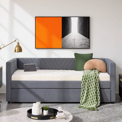 Lit de jour simple rembourré avec lit gigogne, port USB et poches latérales - Velours émeraude, dossier moderne en V, aucun sommier nécessaire - Canapé-lit peu encombrant pour chambre à coucher, chambre d'amis ou appartement