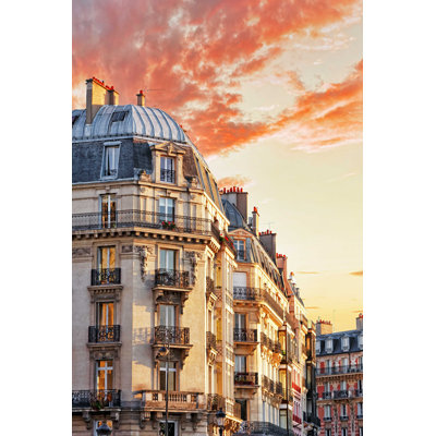 «Building in Paris» par Vitalyedush - photographie sur toile tendue