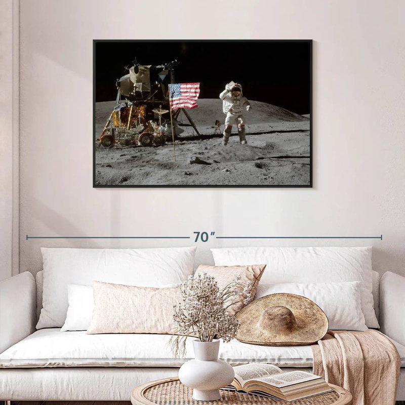 Homme sur la lune IV, 43 po x 29 po, Cadre flottant noir