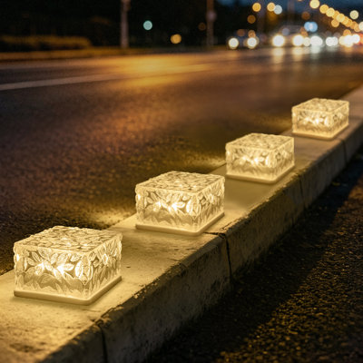 Ensemble de 4 lampes solaires à effet brique, blanc chaud, allumage automatique crépusculaire, étanches IP65, aspect brique de verre texturé pour allée de jardin, escaliers, terrasse et entrée de garage.
