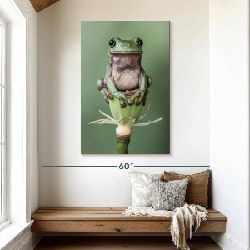 Grenouille rousse sur une fleur de lotus, H 48 po x l 32 po