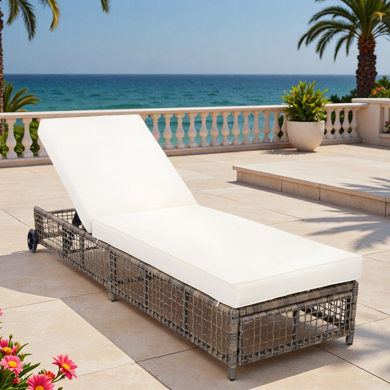 Chaise longue d'extérieur avec dossier à 5 positions, structure en rotin renforcé, repose-pieds réglables et roues mobiles