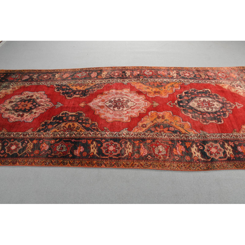 Grand tapis turc antique en laine rouge idéal pour un salon avec un design rétro