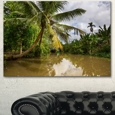 «Tropical River with Bent Coconut Palm», reproduction de photo sur toile tendue