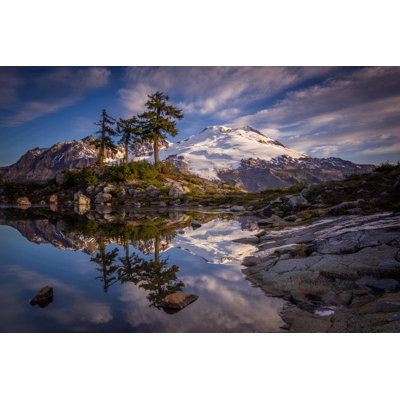 É.-U. État de Washington, le mont Baker se reflète dans le parc du lac Butte.