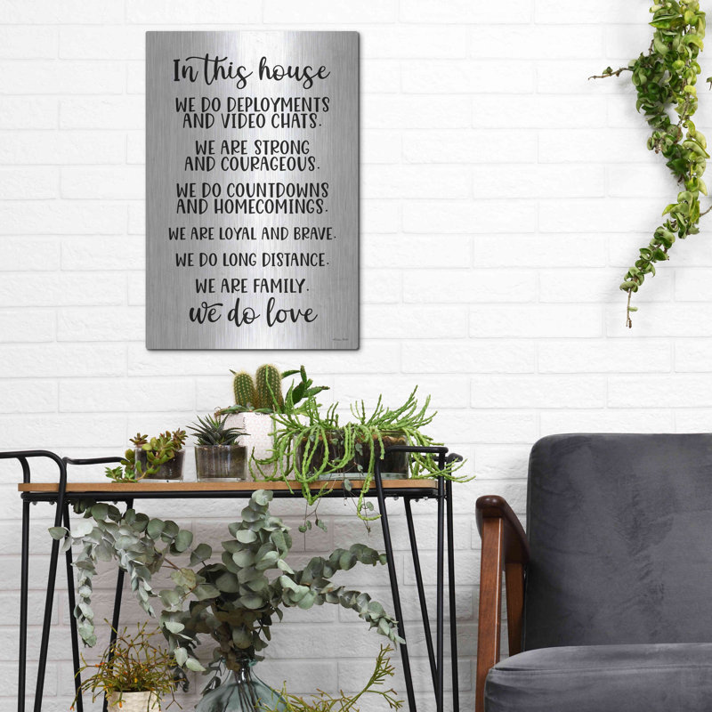 «In This House Military» par Susan Ball, art mural en métal, H 16 po x l 12 po