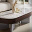 Table basse en marbre clair et moderne