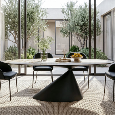 Table de salle à manger ovale moderne en pierre frittée avec dessus d'aspect marbre et pied central en acier inoxydable, idéale pour la cuisine et le salon.